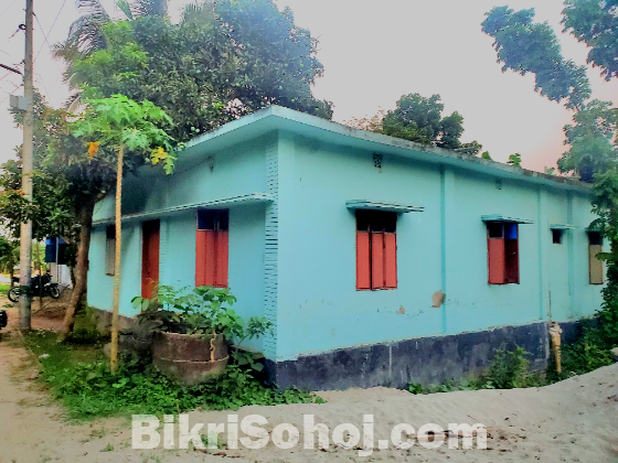 ফরিদপুর পৌরসভার মধ্যে বাড়ীসহ জমি বিক্রিয় হবে ৫ শতাংশ।